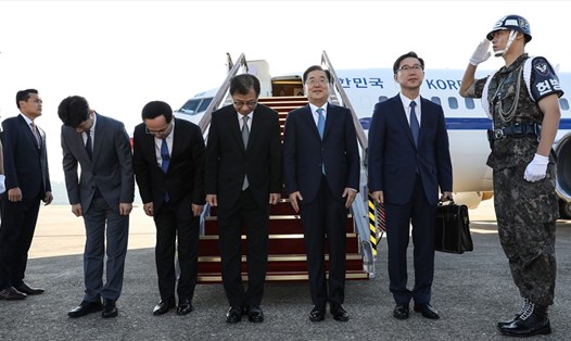 Ông Chung Eui-yong (thứ 3 từ phải) tại sân bay Seongnam trước khi lên đường đi Triều Tiên, ngày 5.9.2018. Ảnh: Yonhap