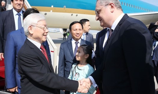 Lãnh đạo Bộ Ngoại giao Nga cùng các quan chức Liên bang Nga đón Tổng Bí thư Nguyễn Phú Trọng tại Sân bay Vnukovo 2. Ảnh: TTXVN.