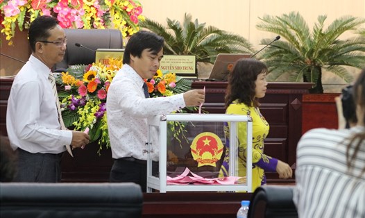 Một trong số những lãnh đạo của HĐND Đà Nẵng đã nộp đơn xin thôi việc theo chính sách hỗ trợ của thành phố. Ảnh: TT