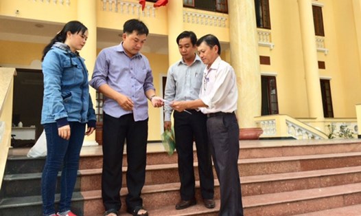 Ông Trần Văn Triều - Giám đốc Trung tâm Tư vấn pháp luật (LĐLĐ TPHCM) (ngoài cùng bên phải) hướng dẫn công nhân tại tòa.Ảnh: L.T
