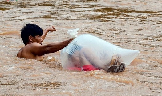 Hình ảnh học sinh chui túi nilon băng qua suối. Ảnh: VOV
