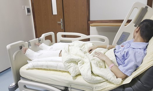 Bệnh nhân đang trải qua quá trình kéo dài chân tại Bệnh viện Trung ương quân đội 108.