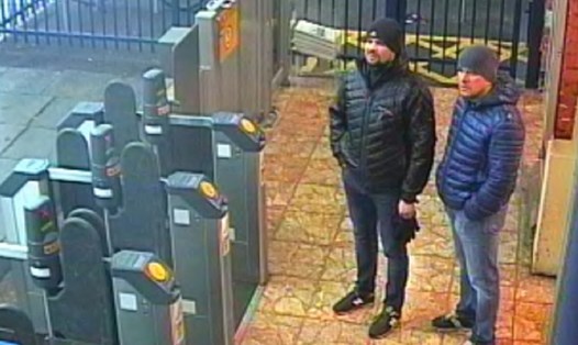 Camera an ninh ghi lại hình ảnh hai nghi can người Nga tại nhà ga Salisbury. Hai người này bị Anh cáo buộc đầu độc cha con điệp viên Skripal. Ảnh: Reuters