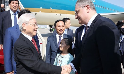 Lãnh đạo Bộ Ngoại giao Nga cùng các quan chức LB Nga đón Tổng Bí thư Nguyễn Phú Trọng tại sân bay Vnukovo 2. Ảnh: TTXVN