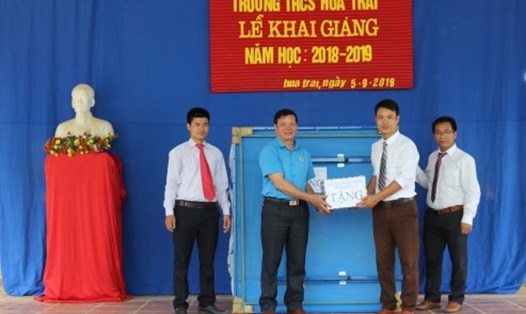 Lãnh đạo LĐLĐ tỉnh Sơn La trao quà cho Trường THCS xã Hua Trai.