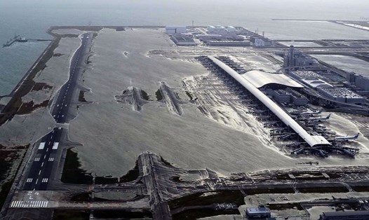 Đường băng của sân bay quốc tế Kansai bị ngập sau bão Jebi. Ảnh: Mainichi. 