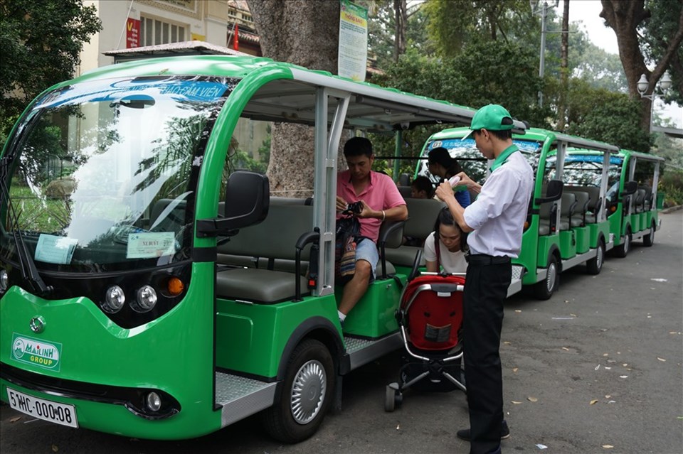 Xe buýt điện loại 12 chỗ hoạt động ở trung tâm TPHCM.  Ảnh: M.Q