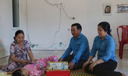 Chủ tịch LĐLĐ tỉnh Quảng Nam Phan Xuân Quang đến thăm, tặng quà cho các em khuyết tật. Ảnh: Đ.V