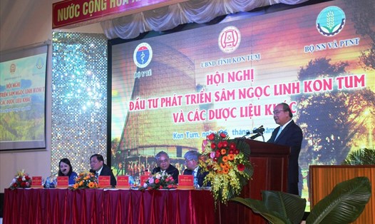 Thủ tướng Nguyễn Xuân Phúc định hướng quyết sách phát triển sâm Ngọc Linh cho Kon Tum. Ảnh Đình Văn.