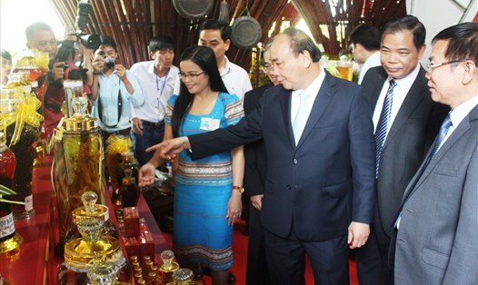 Thủ tướng Nguyễn Xuân Phúc tham quan các sản phẩm được tinh chế từ sâm Ngọc Linh tại Kon Tum. Ảnh: ĐÌNH VĂN