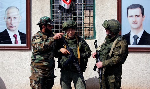 Binh sĩ Nga và Syria tại một trạm kiểm soát gần Damascus. Ảnh: Reuters