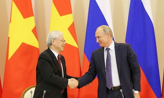 Tổng Bí thư Nguyễn Phú Trọng và Tổng thống Liên bang Nga Vladimir Putin bắt tay sau lễ ký các văn kiện hợp tác giữa hai nước. Ảnh: TTXVN. 