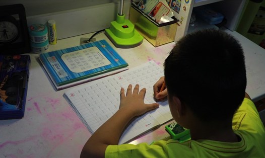 Phụ huynh có con học sách Tiếng Việt Công nghệ giáo dục lên tiếng giữa hàng loạt tranh cãi.