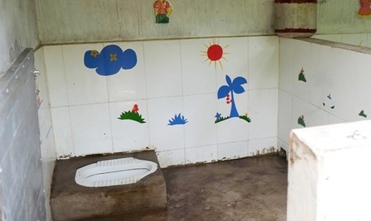 Nhiều nhà vệ sinh trường học còn chưa đạt chuẩn.