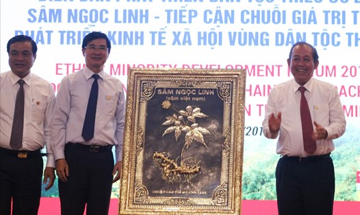 Phó Thủ tướng thường trực Trương Hoà Bình ủng hộ phát triển sinh kế ngoài lâm sản gỗ giúp đồng bào thoát nghèo. Ảnh: TV