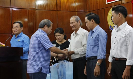 Phó Chủ tịch Tổng LĐLĐVN Trần Văn Lý trao quà cho các đoàn viên NĐNC tỉnh Quảng Nam. Ảnh: Đ.V 