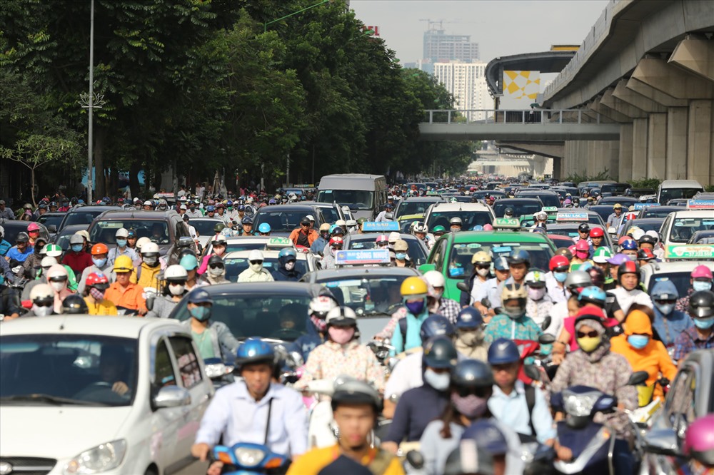 Sử dụng phương tiện công cộng là cách nhanh nhất để giảm thiểu ùn tắc giao thông. Ảnh: HẢI NGUYỄN 
