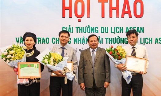  Đại diện Khu bảo tồn làng nhà sàn dân tộc sinh thái Thái Hải, Phó chủ tịch UBND TP. Huế, ông Nguyễn Văn Tuấn và Phó chủ tịch UBND TP. Đà Lạt (từ trái sang) tại hội thảo.