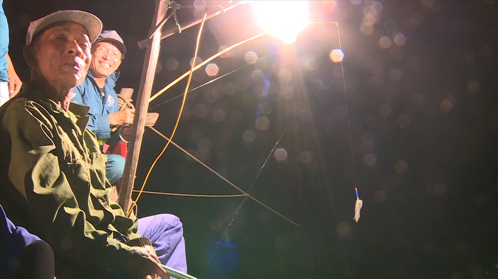 Niềm vui của ngư dân khi mực cắn câu