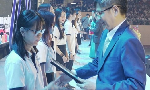 PGS.TS Trần Đan Thư (phải) Hiệu trưởng Đại học Hoa Sen, trao học bổng cho các sinh viên có thành thích học tập tốt.