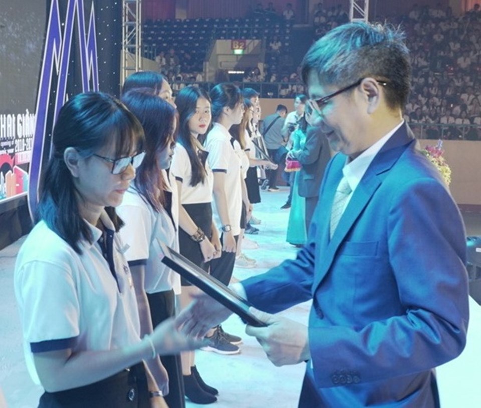 PGS.TS Trần Đan Thư (phải) Hiệu trưởng Đại học Hoa Sen, trao học bổng cho các sinh viên có thành thích học tập tốt. PGS.TS Trần Đan Thư (phải) Hiệu trưởng Đại học Hoa Sen, trao học bổng cho các sinh viên có thành thích học tập tốt.