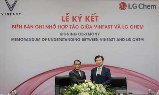 Ông Võ Quang Huệ - Phó Tổng giám đốc Tập đoàn Vingroup (trái) và ông Jong Hyun Kim (phải) – Chủ tịch Công ty Giải pháp năng lượng thuộc LG Chem ký thỏa thuận hợp tác.