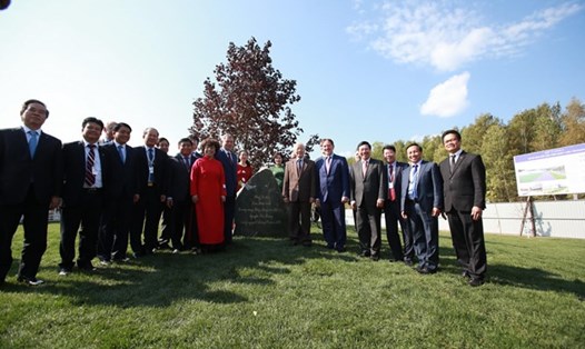 Tổng Bí thư Nguyễn Phú Trọng cùng lãnh đạo cấp cao 2 nước đã trồng cây phong đỏ lưu niệm với ý nghĩa biểu tượng của sự phát triển vững bền cho thương hiệu TH và tình hữu nghị Việt - Nga. ẢNH TIẾN DŨNG