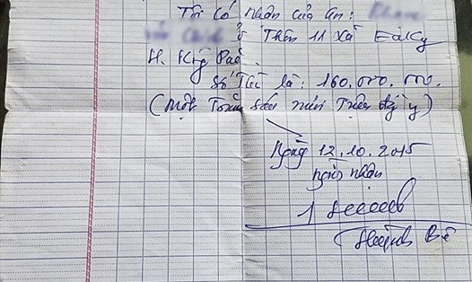 Một giấy viết tay của ông Huỳnh Bê với nội dung “mượn tiền” từ giáo viên. Ông Huỳnh Bê (ảnh nhỏ) khai đã chi tiền cho lãnh đạo Phòng Nội vụ huyện Krông Pắk để lo việc cho các giáo viên.Ảnh: PV