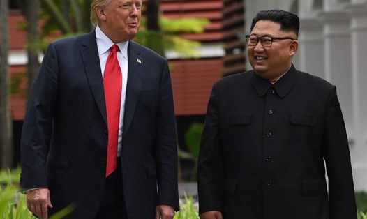 Tổng thống Donald Trump và nhà lãnh đạo Kim Jong-un trong cuộc gặp thượng đỉnh lịch sử, tháng 6.2018. Ảnh: AFP.