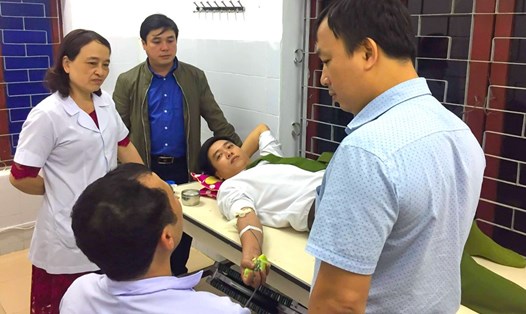 Trung úy Nguyễn Bá Thuận hiến máu cứu người. Ảnh: Minh Lý
