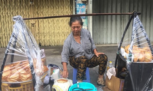 Để có gánh bánh xếp bán vào sáng 1 tết, bà Nguyễn Thị Kim Anh phải dậy từ đêm giao thừa để nặn bột.