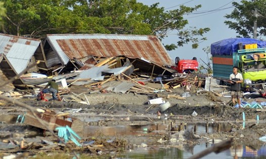 Indonesia hứng nhiều thảm hoạ thiên nhiên trong năm 2018. Trong ảnh là cảnh tượng tan hoang sau trận sóng thần hồi tháng 9 ở Palu. Ảnh: AP.