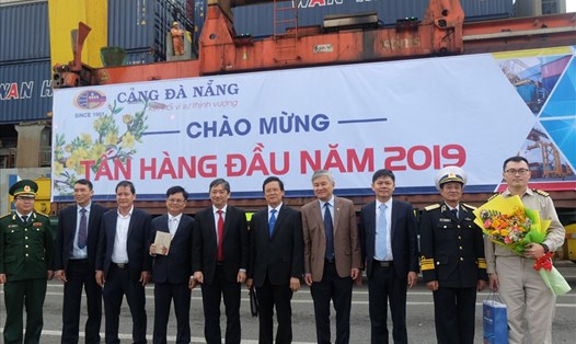 Đại diện lãnh đạo UBND TP Đà Nẵng và lãnh đạo Cty CP Cảng Đà Nẵng đón tấn hàng đầu tiên năm 2019 tại Xí nghiệp Cảng Tiên Sa. Ảnh: Hoàng Vinh 