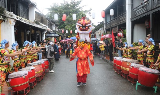 Múa lân để chào đón du khách quốc tế xông đất Hội An năm 2019. Ảnh: Đ.V
