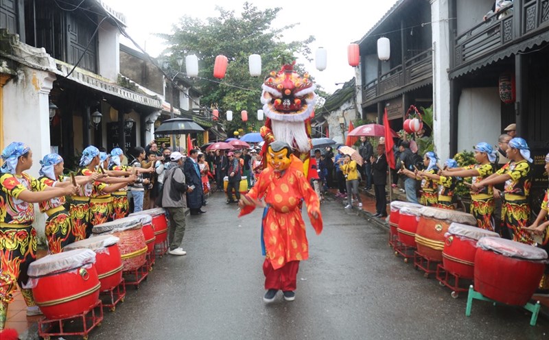 Múa lân để chào đón du khách quốc tế xông đất Hội An năm 2019. Ảnh: Đ.V