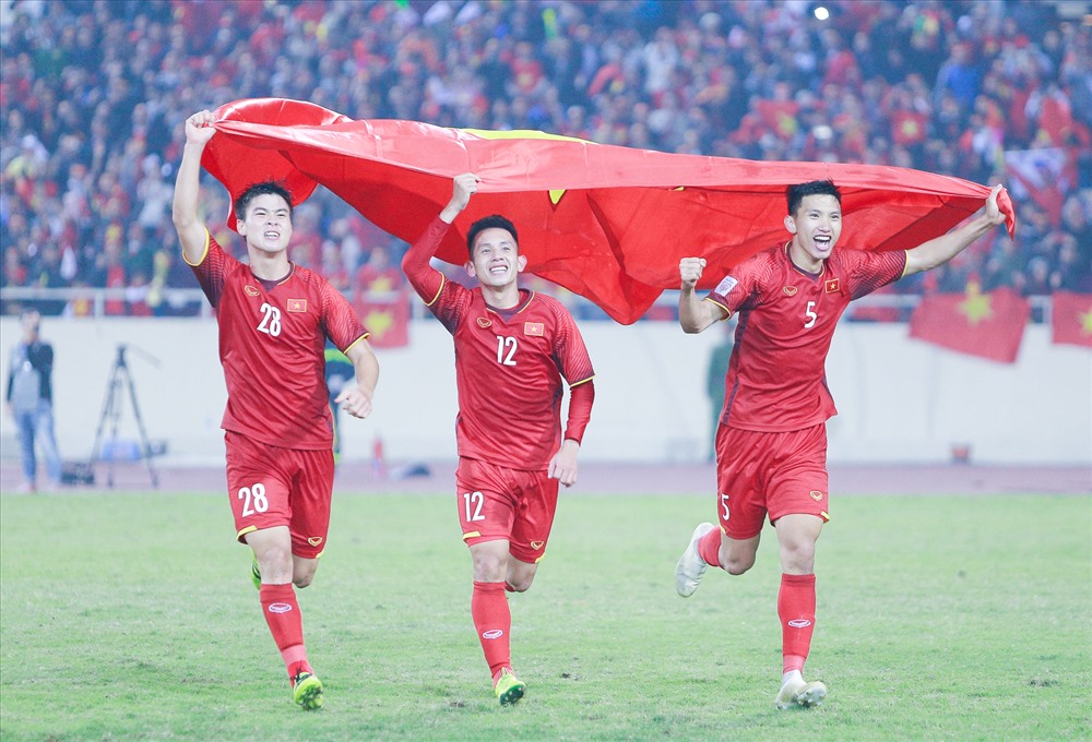 Bóng đá Việt Nam: Bóng đá Việt Nam đang ngày càng phát triển và trở thành một trong những môn thể thao được yêu thích nhất tại Việt Nam. Hãy xem những hình ảnh mới nhất để cập nhật về tình hình phát triển của bóng đá Việt Nam.