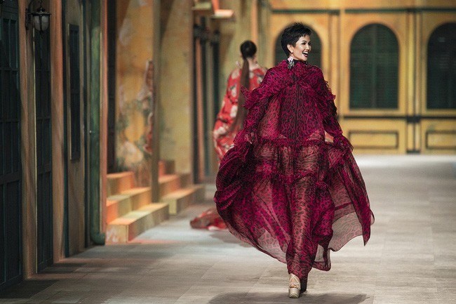 H'Hen  Niê trên sàn diễn thời trang.