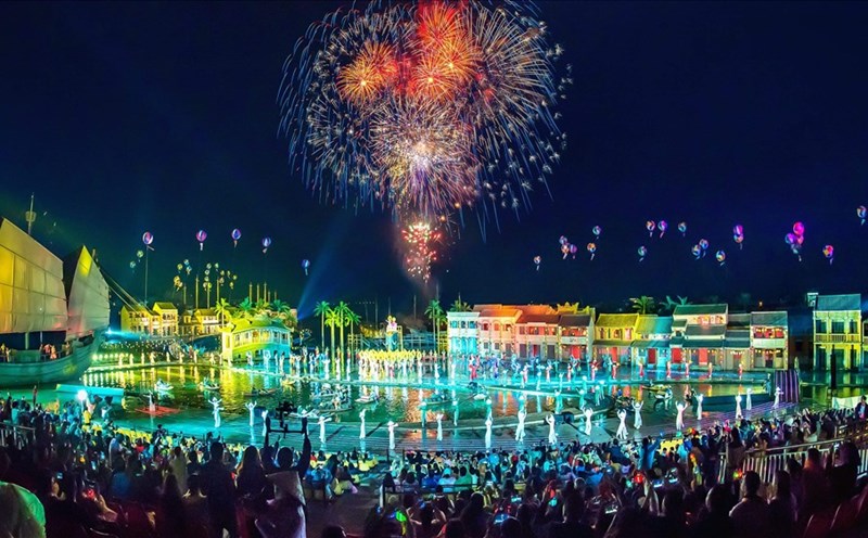 Pháo hoa, kinh khí cầu và những vũ điệu áo dài trên sân khấu thực cảnh Ký ức Hội An. Ảnh: Tr.V.Truyền