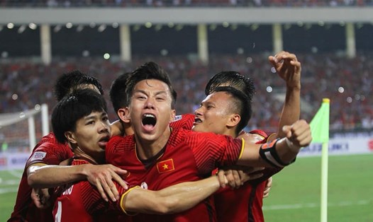 Quế Ngọc Hải cùng các tuyển thủ Việt Nam ăn mừng chiến thắng tại AFF Cup 2018.