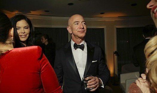 CEO Amazon Jeff Bezos và Lauren Sanchez (trái) tại sự kiện của Amazon cuối tuần qua. Ảnh: Mail. 