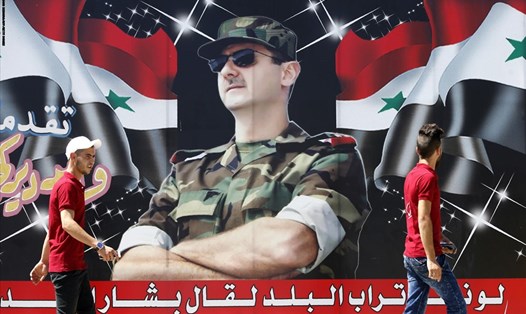 Một tấm áp phích in ảnh Tổng thống Bashar al-Assad ở thủ đô Damascus. Ảnh: AFP.