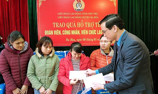 Đồng chí Nguyễn Hải – Tỉnh ủy viên, Ủy viên Ban Chấp hành Tổng LĐLĐ Việt Nam, Chủ tịch LĐLĐ tỉnh trao quà cho đoàn viên có hoàn cảnh khó khăn.