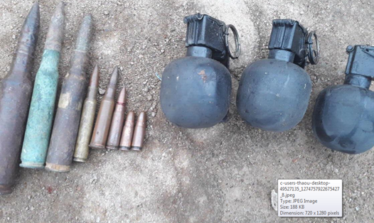 Lựu đạn và đạn đồng thu giữ tại nhà hai đối tượng. Ảnh công an cung cấp