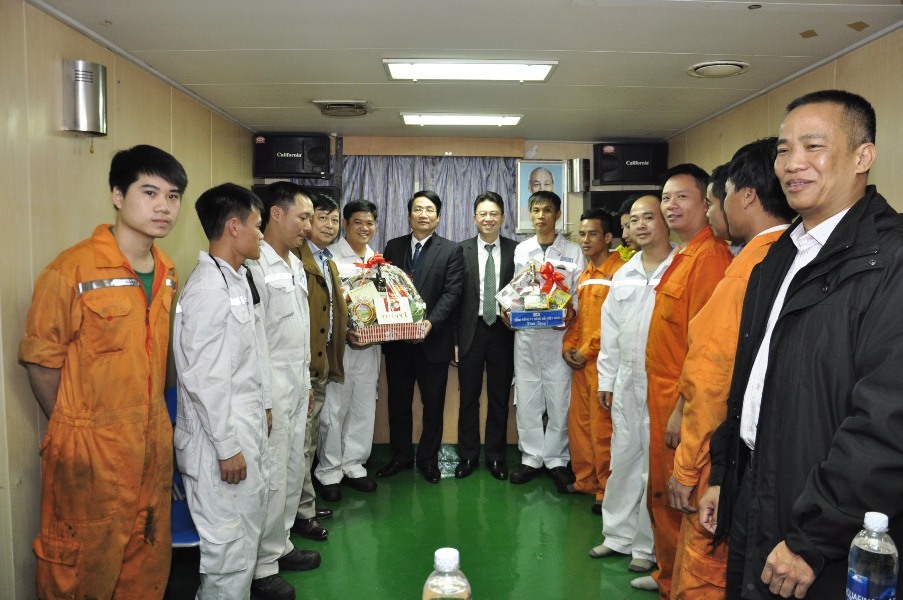 Lãnh đạo CĐ TCty Hàng hải VN cùng lãnh đạo TCty thăm, tặng quà các thuyền viên dịp Tết Mậu Tuất 2018. Ảnh: CĐTCTY