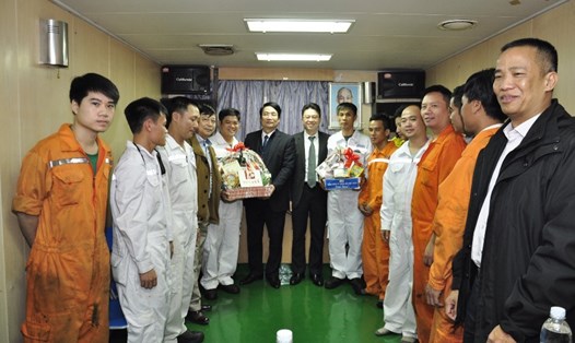 Lãnh đạo CĐ TCty Hàng hải VN cùng lãnh đạo TCty thăm, tặng quà các thuyền viên dịp Tết Mậu Tuất 2018. Ảnh: CĐTCTY