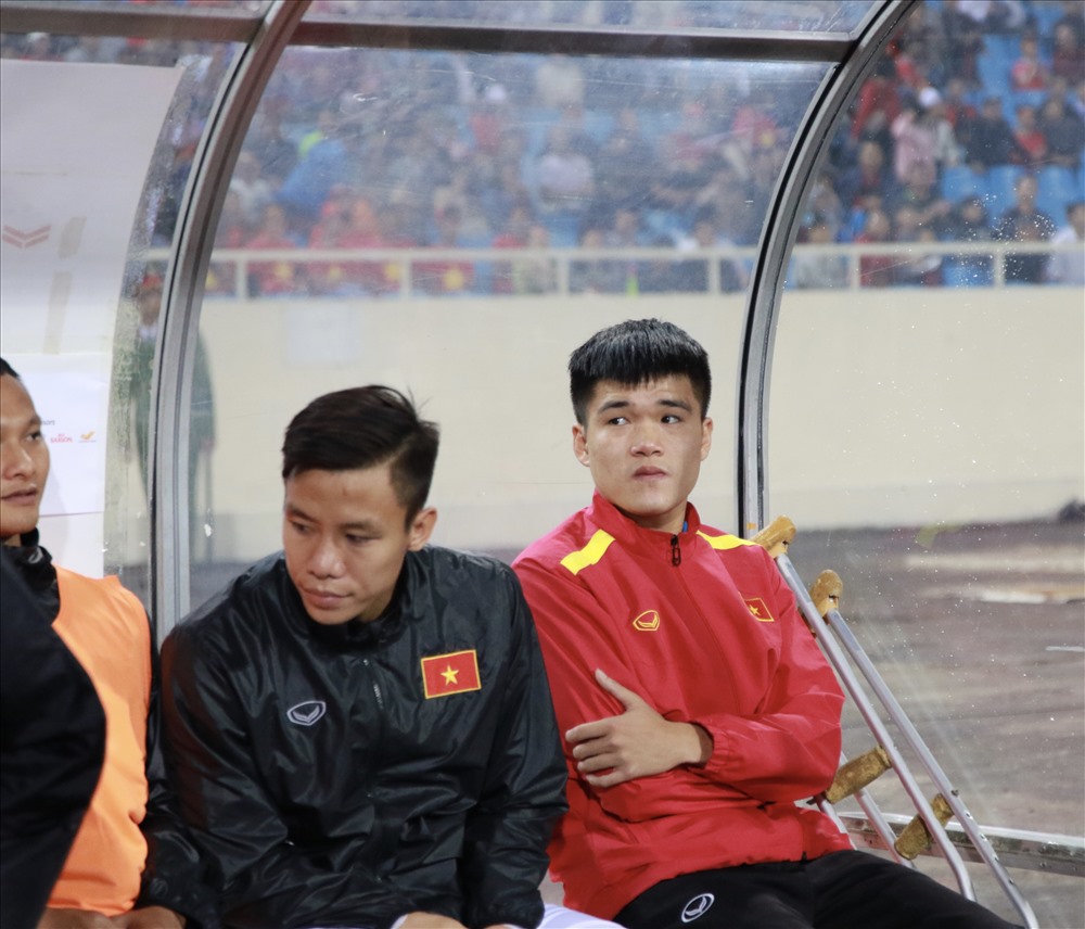 Trung vệ Lục Xuân Hưng bị đứt dây chằng đầu gối. Ảnh: H.A