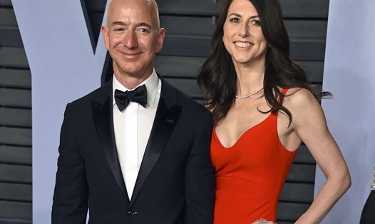 Vợ của Jeff Bezos trở thành người phụ nữ giàu nhất thế giới sau ly hôn. Ảnh: AP.