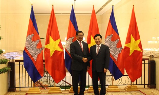 Phó Thủ tướng, Bộ trưởng Ngoại giao Phạm Bình Minh và Phó Thủ tướng, Bộ trưởng Nội vụ Campuchia Samdech Krolahom Sar Kheng. Ảnh: TTXVN.