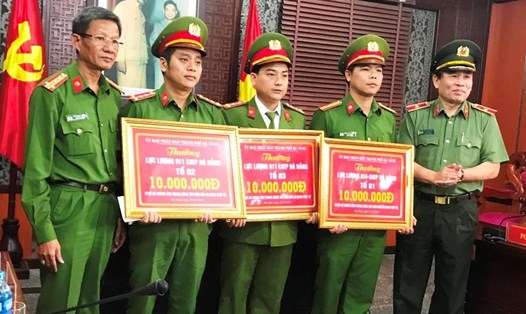 Thiếu tướng Vũ Xuân Viên (ngoài cùng bên phải) - Giám đốc Công an TP Đà Nẵng trao thưởng cho lực lượng 911. 