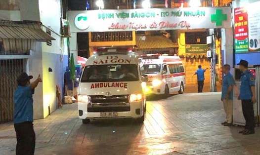 Xe cấp cứu vận chuyển ba nạn nhân cuối cùng vụ du khách Việt bị đánh bom tại Ai Cập